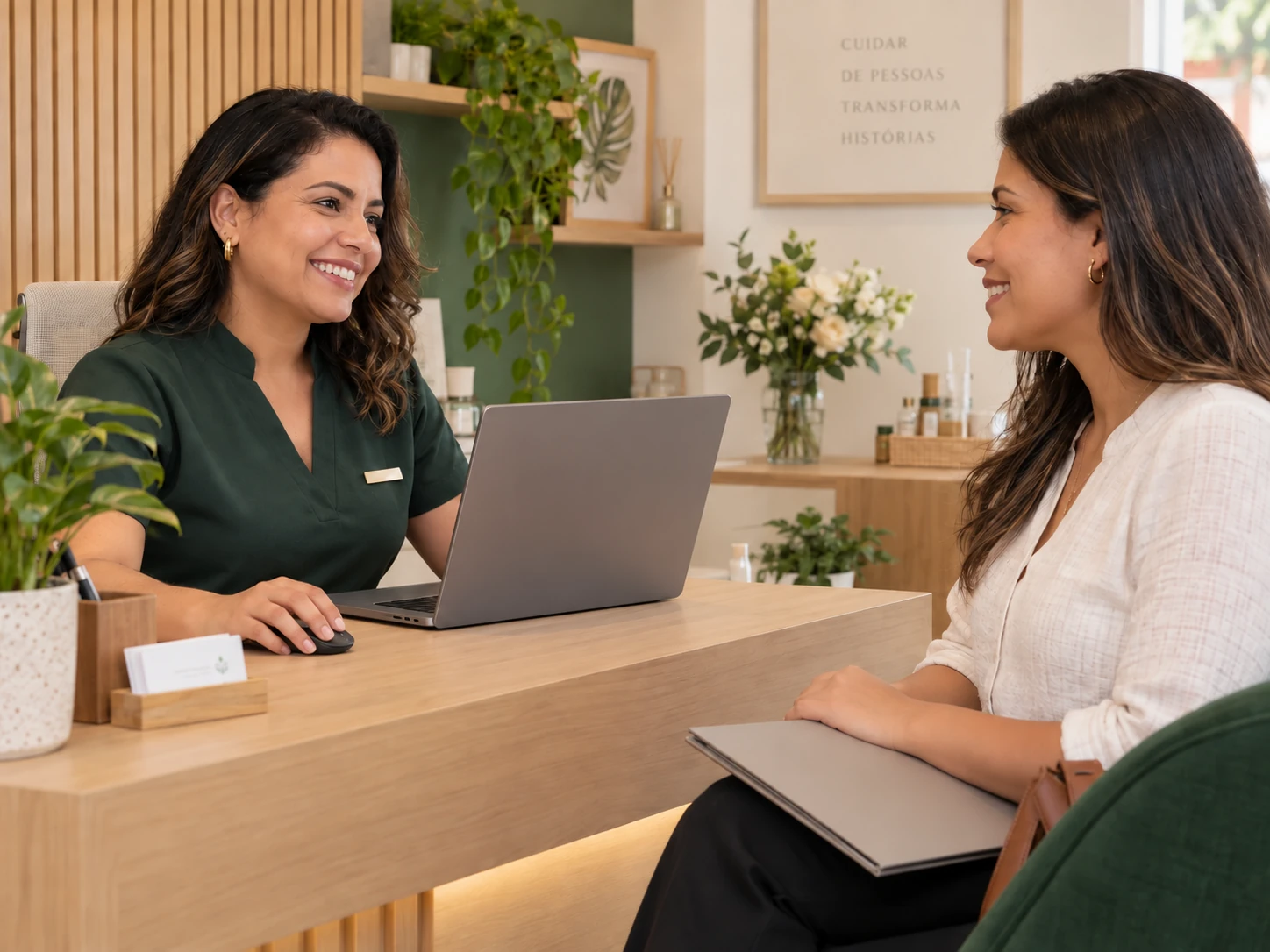 Profissional atendendo uma cliente e consultando seu cadastro no notebook